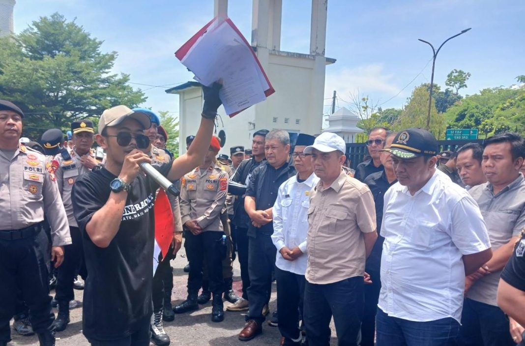 Aksi Solidaritas Saung Rakyat, Ketua DPRD Tasikmalaya Didesak Hentikan Kriminalisasi Warga