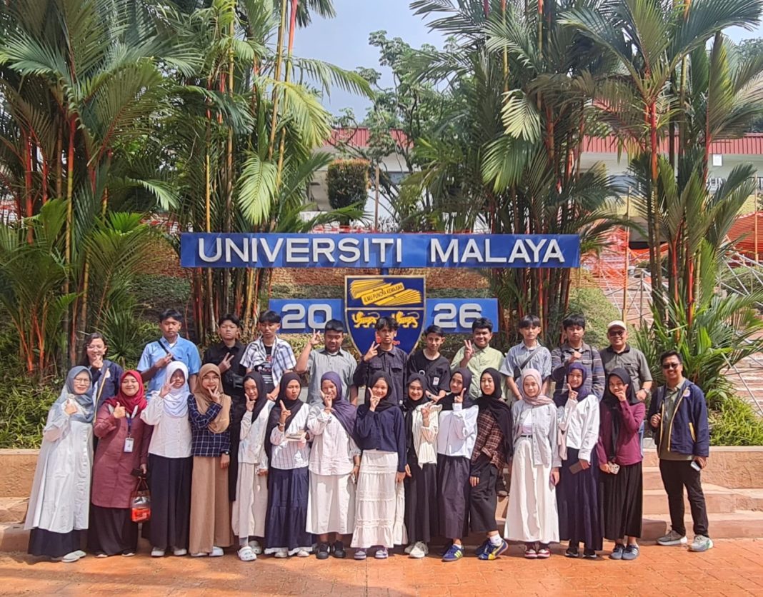 Puluhan Siswa-Siswi SMP. PCI Melakukan Perjalanan Bandung-Jogyakarta