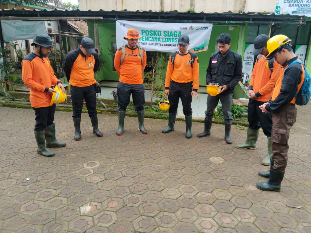 BMH dan SAR Hidayatullah Lakukan Evakuasi Korban Longsor di Cisarua