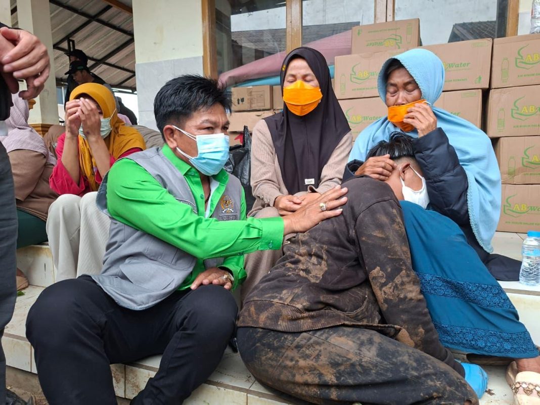 Anggota Komisi IX DPR RI, Asep Romy Romaya Sambangi Para Korban Bencana Cisarua