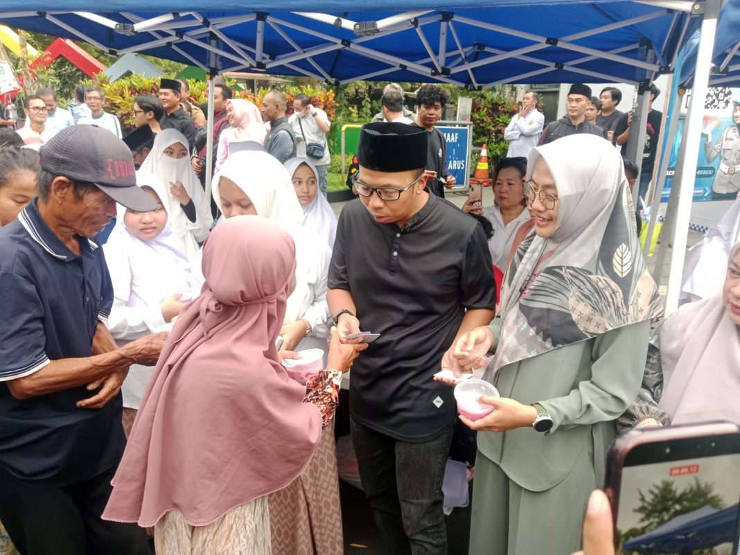 Kebahagiaan Warga Kota Tasikmalaya Mendapat Takjil Gratis Dari Wali Kota Tasikmalaya
