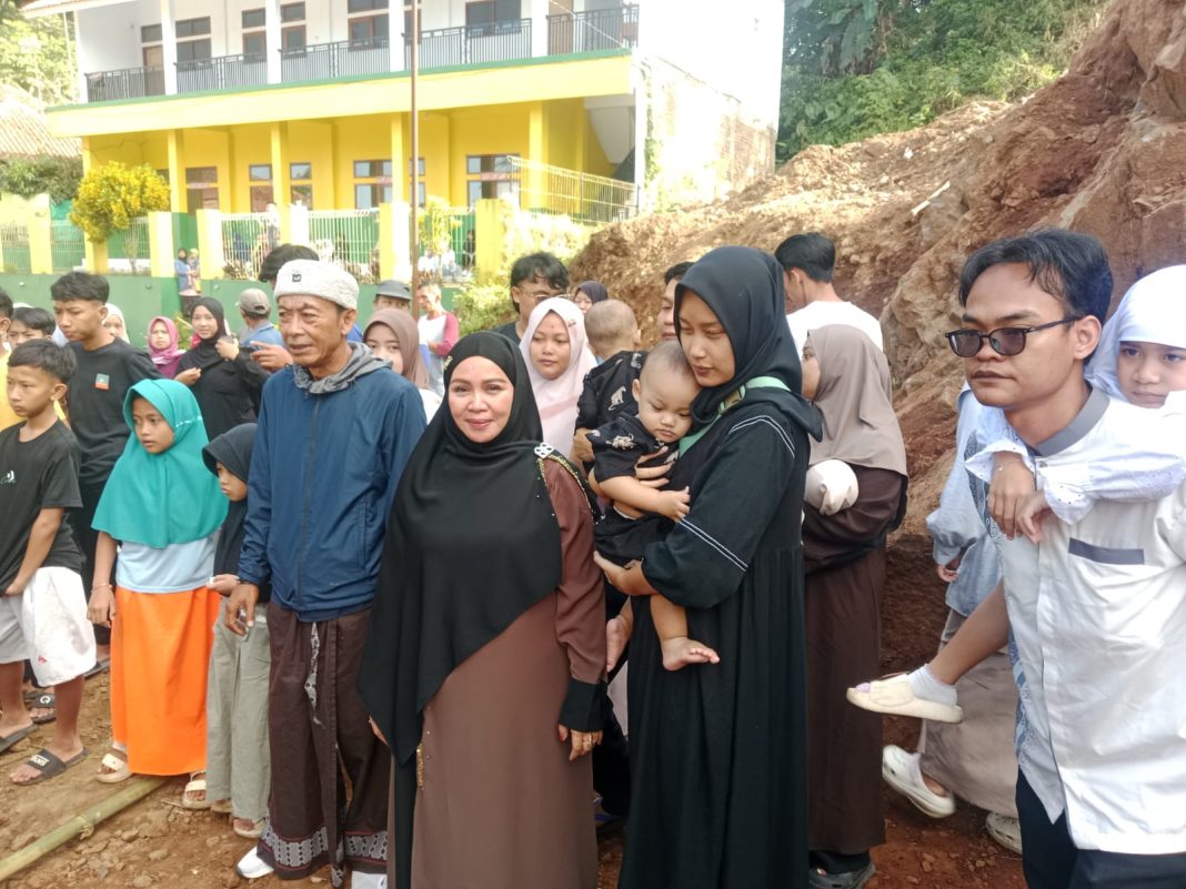 Kembali, Keluarga Besar Anggota DPRD Kota Tasikmalaya Hj Siti Hajar Juharah Salurkan Hewan Qurban