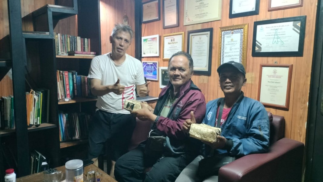 Hi look Bergerak Gelar Qurban Perdana, Selain Peduli Ke Yatim dan Dhuafa Juga Aya Kainget Ke Musisi Peduli Tasik dan Media