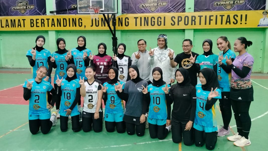 Walau Minim Anggaran Plh Wali Kota Tasik Saat Latihan Beri Support Ke Tim Voli Putri Yang Akan Berlaga Di Porprov