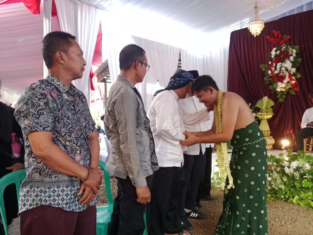 Keharuan Wakil Wali Kota Tasik, Diky Chandra Saat Hadiri Acara Siraman Anggota, DPRD Kota Tasik Angga Yogaswara