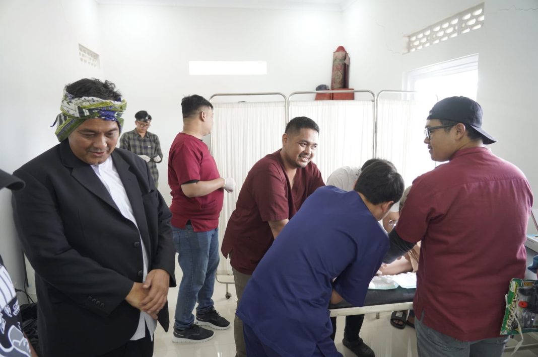 Di Kegiatan Reuni Akbar, Diky Chandra Kunjungi Kegiatan Khitanan Massal