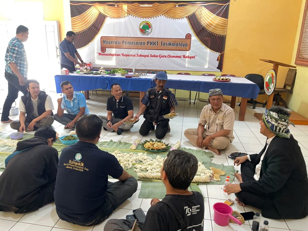 Aksi Bersih-Bersih Tugu Koperasi Inisiatif Insan Pers Tasik Peringati Hari Koperasi, Diky Chandra : Inisiatif Luar Biasa
