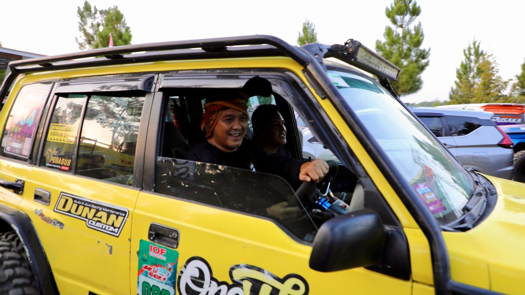 Usai Buka Musyawarah SEV Indonesia Chapter Tasikmalaya, Diky Chandra Mencoba Test Drive Mobil Off Road