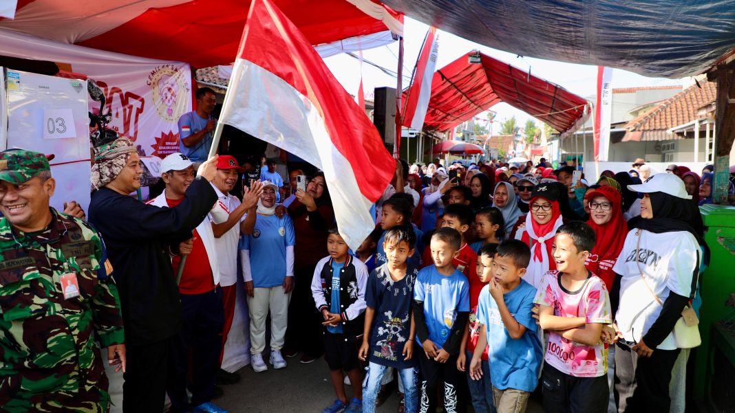 Keceriaan Masyarakat Negla Kidul RW 08 Cibeureum, Wawalkot Tasikmalaya Lepas Gerak Jalan Santai