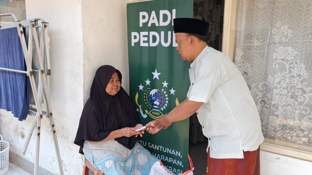 Mak Kokom Warga Mancagar Panglayungan Dapat Bantuan Dari Yayasan Padi Nusantara Sejahtera