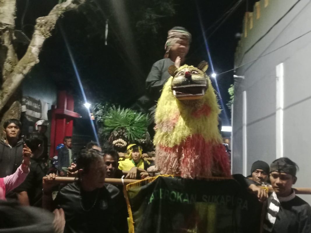 Kehadiran Wawalkot Tasik Diky Chandra, Warga Cikalanggirang Menyambutnya Naik Sisingaan