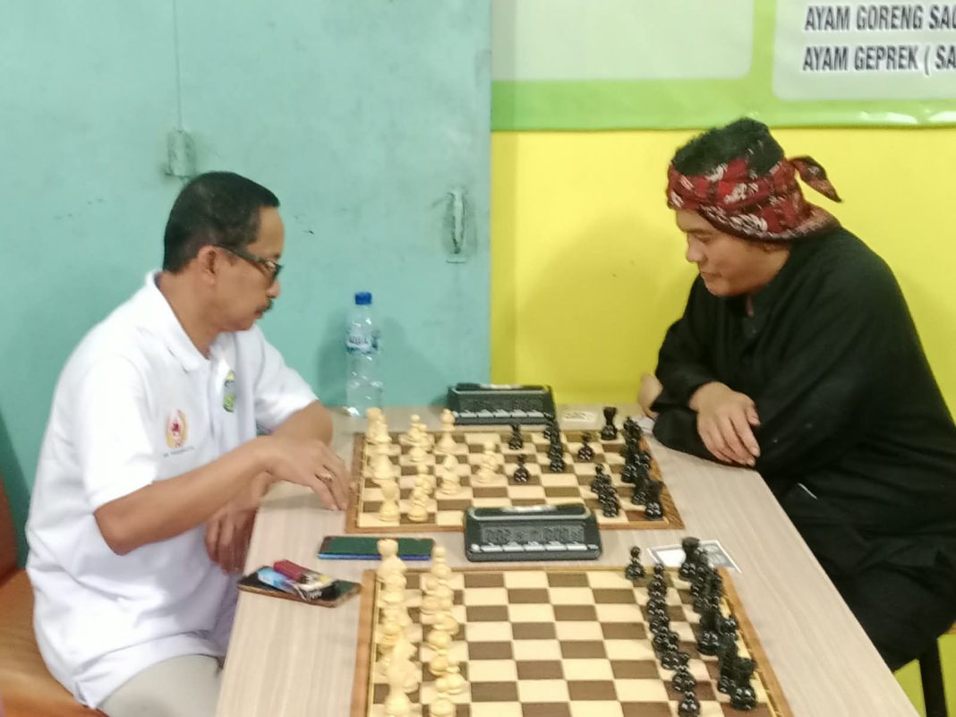Wawalkot Tasik Diky Chandra Tanding Catur Sama Ketua Percasi Kab Tasik, Di Launching Rumah Makan Datien