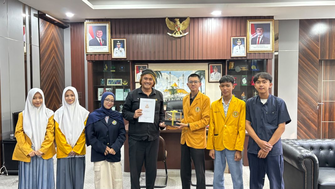 Diky Chandra :Berikan Penghargaan Kepada 3 Siswa Kota Tasikmalaya Raih Prestasi Di Tingkat Provinsi dan 1 Siswa Tingkat Nasional